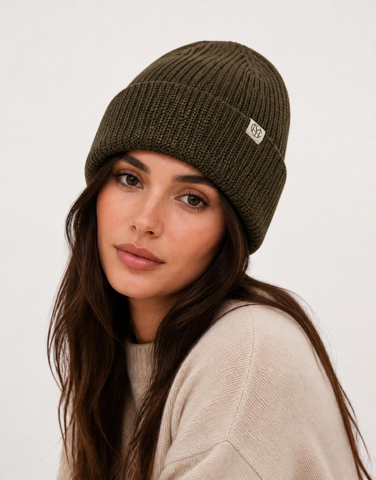 Oliv melierte Beanie Galine Rachelle von MSCH Copenhagen in Kalamata Melange aus weichem doppellagigem Rippstrick mit kleinem MSCH Icon-Patch.