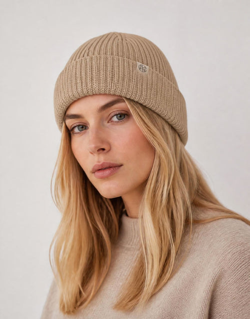 Beige melierte Beanie Galine Rachelle von MSCH Copenhagen in Oatmeal Melange aus weichem doppellagigem Rippstrick mit kleinem MSCH Icon-Patch.