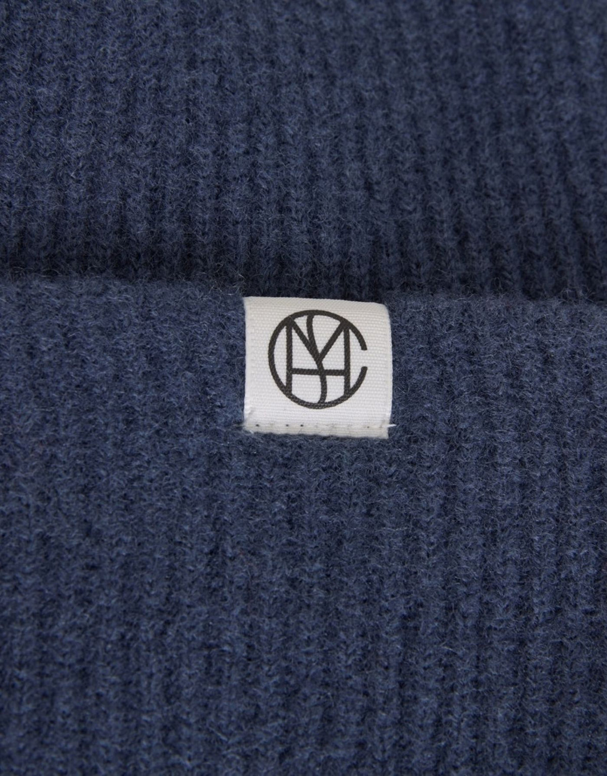 Dunkelblau melierte Beanie Lowee Icon von MSCH Copenhagen in Mood Indigo aus 100 % RWS-zertifizierter Merinowolle mit Umschlag und dezentem MSCH-Logo nah