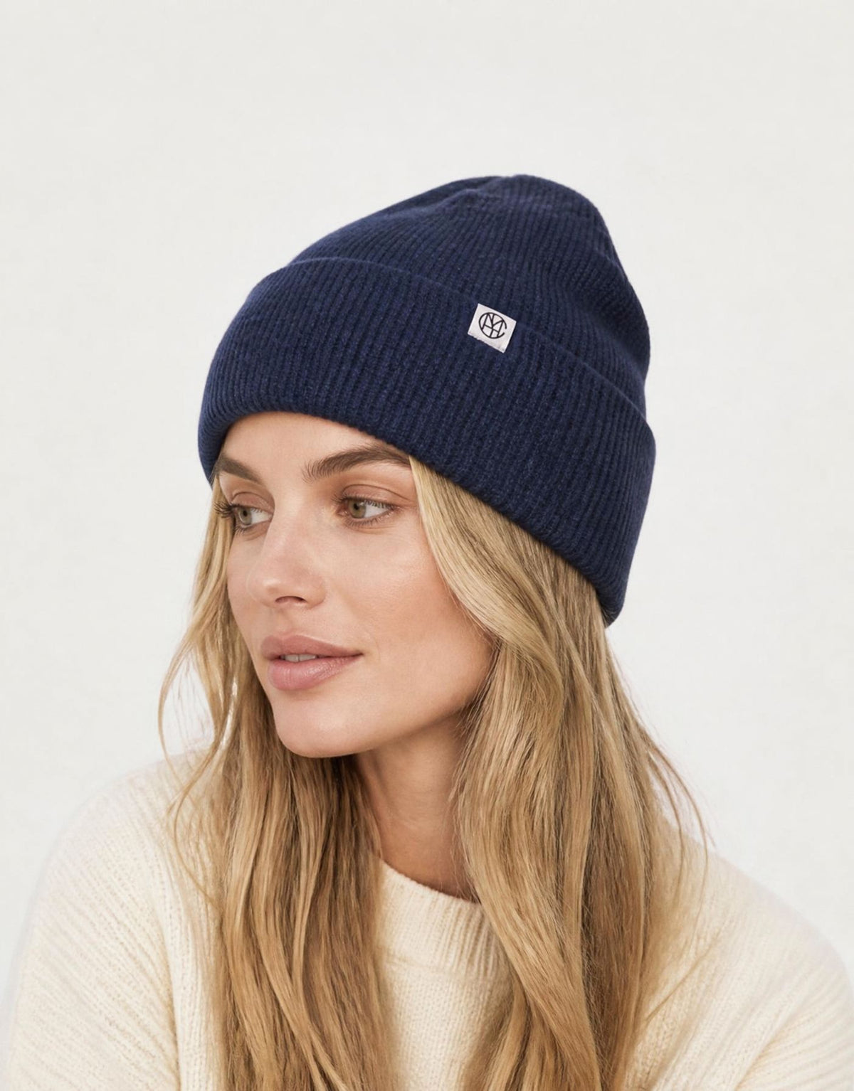 Dunkelblau melierte Beanie Lowee Icon von MSCH Copenhagen in Mood Indigo aus 100 % RWS-zertifizierter Merinowolle mit Umschlag und dezentem MSCH-Logo am Model