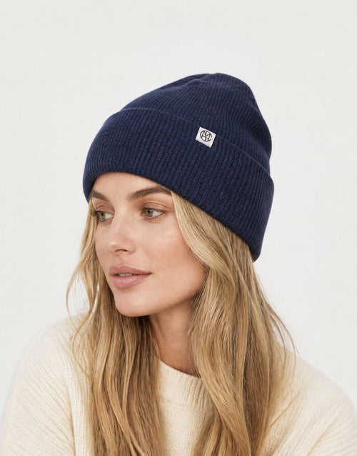 Dunkelblau melierte Beanie Lowee Icon von MSCH Copenhagen in Mood Indigo aus 100 % RWS-zertifizierter Merinowolle mit Umschlag und dezentem MSCH-Logo am Model