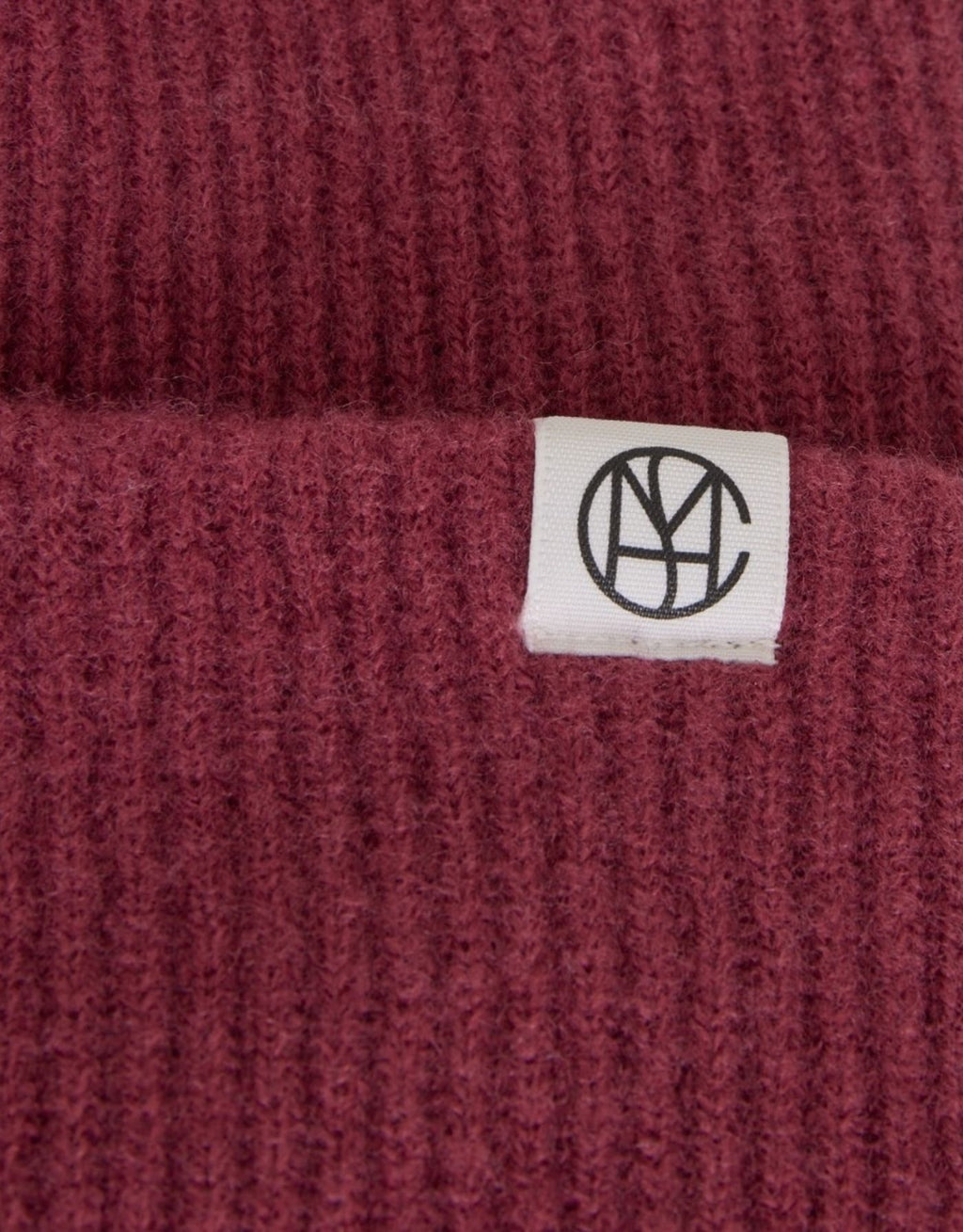 Weinrote Beanie Lowee Icon von MSCH Copenhagen in Rhododendron aus 100 % RWS-zertifizierter Merinowolle mit Umschlag und dezentem MSCH-Logo nah