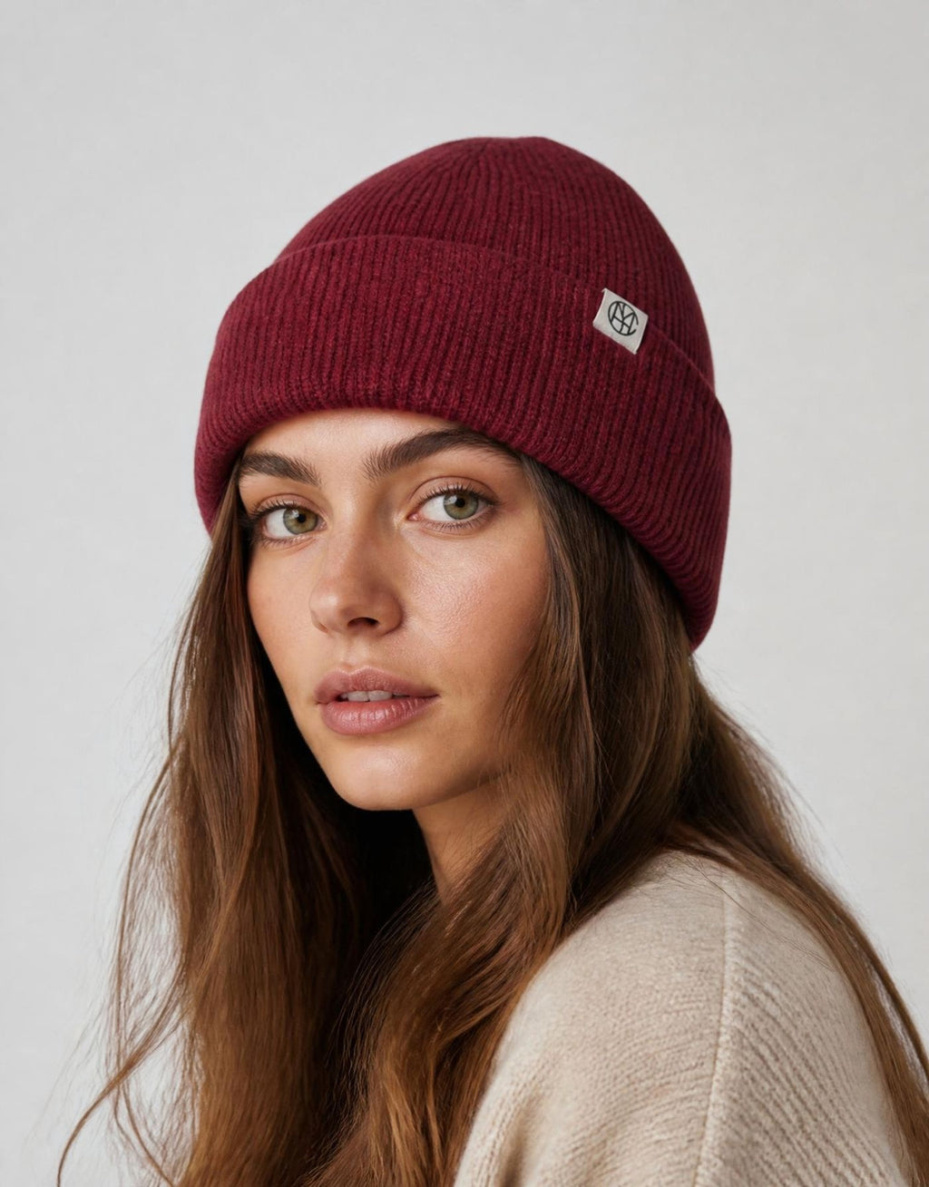 Weinrote Beanie Lowee Icon von MSCH Copenhagen in Rhododendron aus 100 % RWS-zertifizierter Merinowolle mit Umschlag und dezentem MSCH-Logo am Model getragen