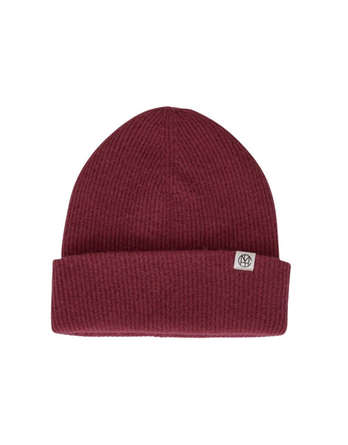 Weinrote Beanie Lowee Icon von MSCH Copenhagen in Rhododendron aus 100 % RWS-zertifizierter Merinowolle mit Umschlag und dezentem MSCH-Logo.