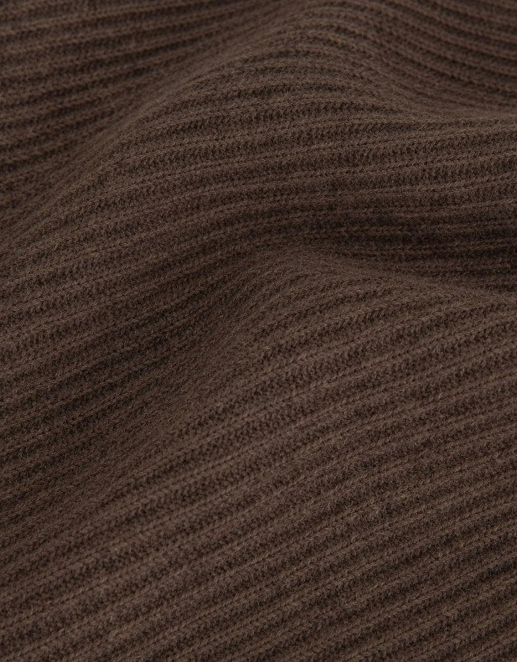 Braune Beanie Lowee Icon von MSCH Copenhagen in Slate Black aus 100 % RWS-zertifizierter Merinowolle mit Umschlag und dezentem MSCH-Logo nah