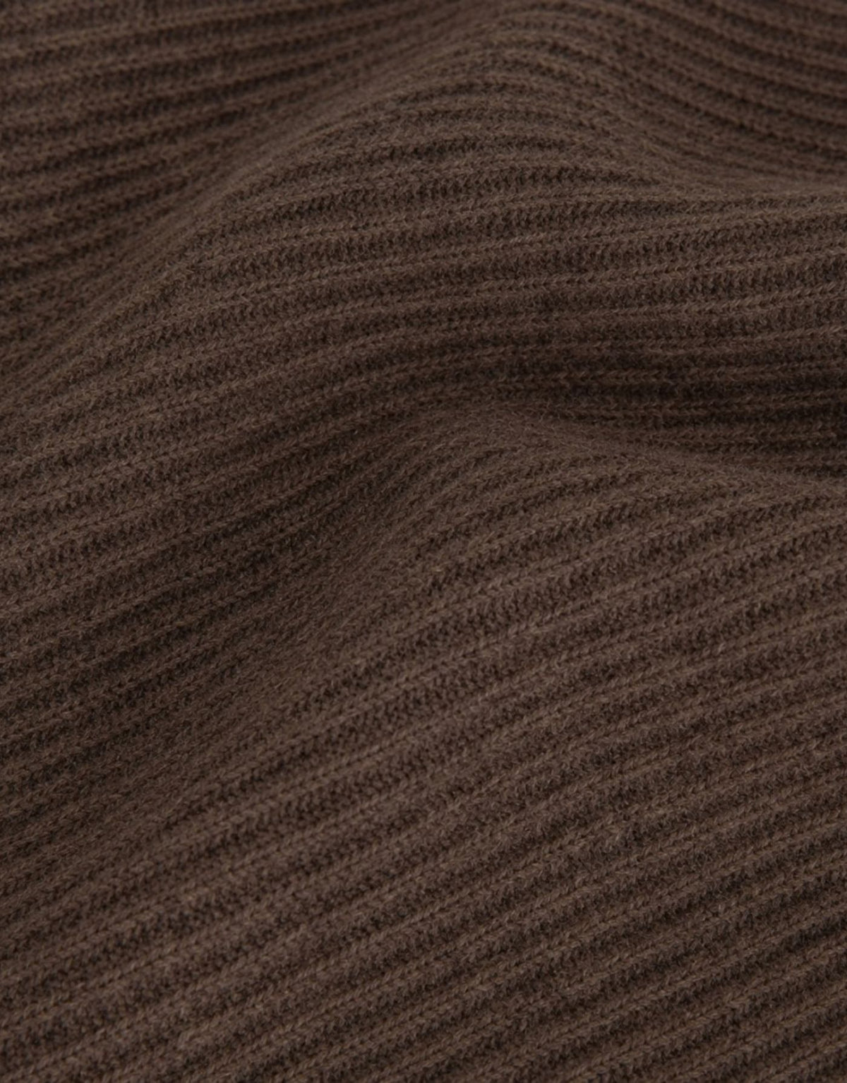 Braune Beanie Lowee Icon von MSCH Copenhagen in Slate Black aus 100 % RWS-zertifizierter Merinowolle mit Umschlag und dezentem MSCH-Logo nah