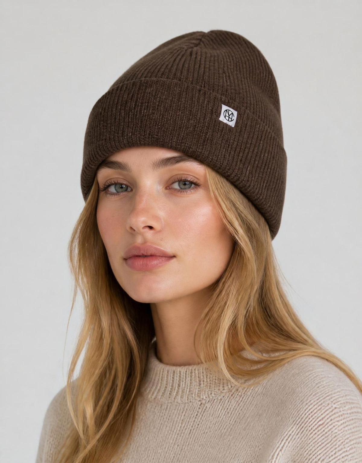 Braune Beanie Lowee Icon von MSCH Copenhagen in Slate Black aus 100 % RWS-zertifizierter Merinowolle mit Umschlag und dezentem MSCH-Logo am Model