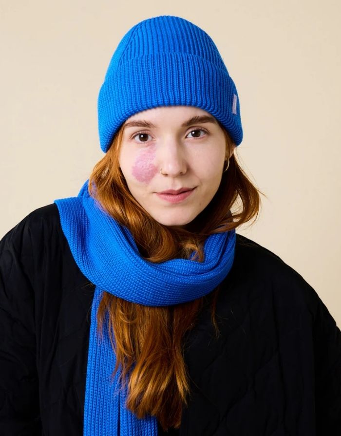 Königsblaue Beanie aus weicher Merinowolle, gefaltet, schlichtes Design, gemütlich und stylisch für den Winter
