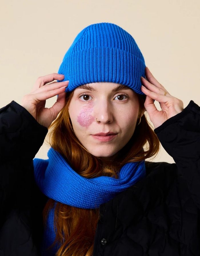 Königsblaue Beanie aus weicher Merinowolle, gefaltet, schlichtes Design, gemütlich und stylisch für den Winter