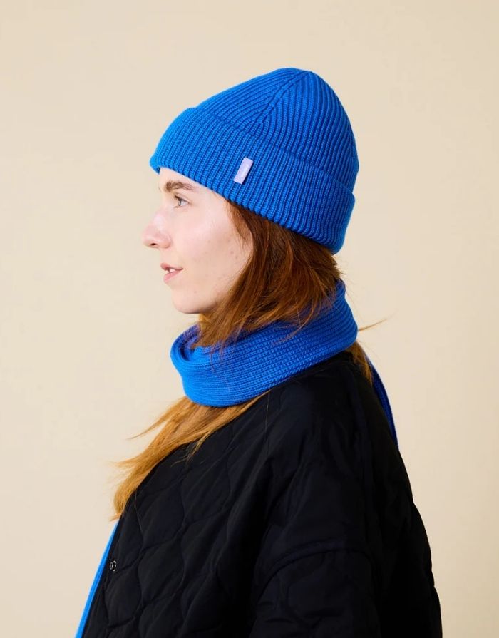 Königsblaue Beanie aus weicher Merinowolle, gefaltet, schlichtes Design, gemütlich und stylisch für den Winter