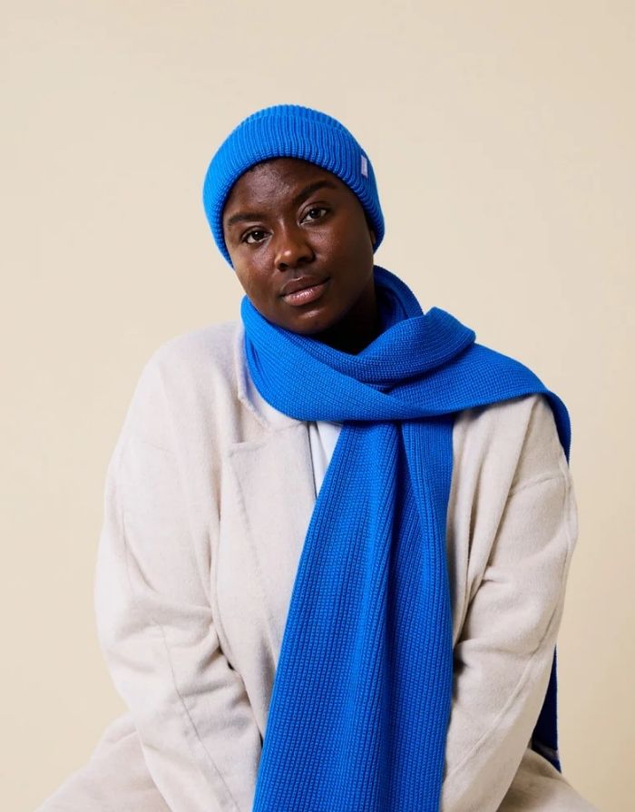 Königsblaue Beanie aus weicher Merinowolle, gefaltet, schlichtes Design, gemütlich und stylisch für den Winter