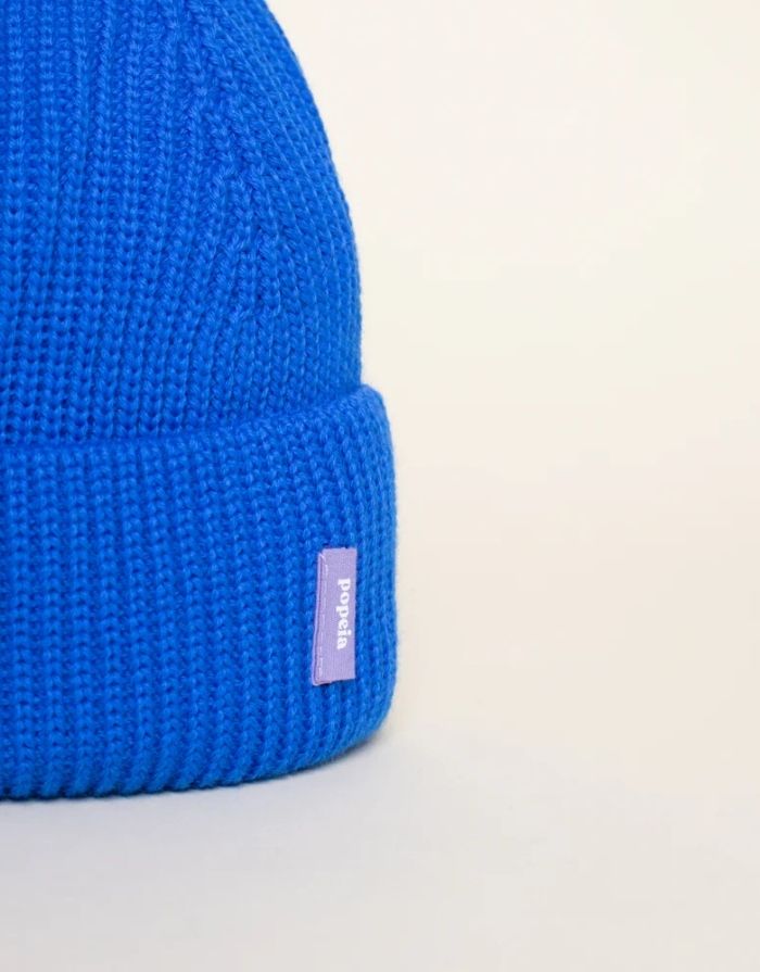 Königsblaue Beanie aus weicher Merinowolle, gefaltet, schlichtes Design, gemütlich und stylisch für den Winter
