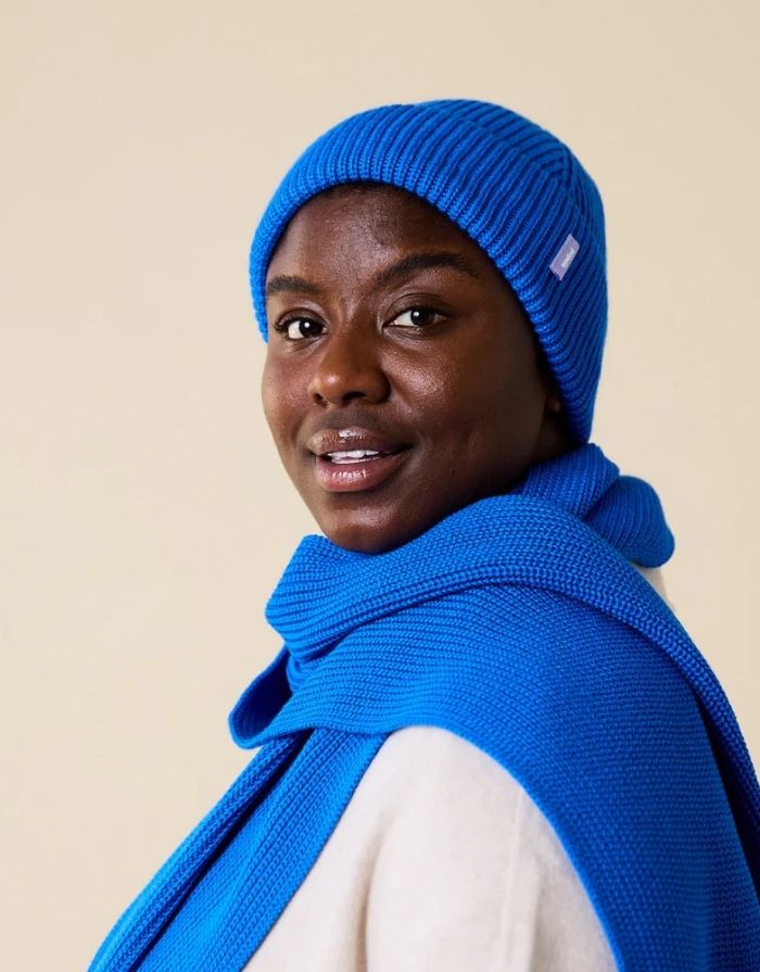 Königsblaue Beanie aus weicher Merinowolle, gefaltet, schlichtes Design, gemütlich und stylisch für den Winter