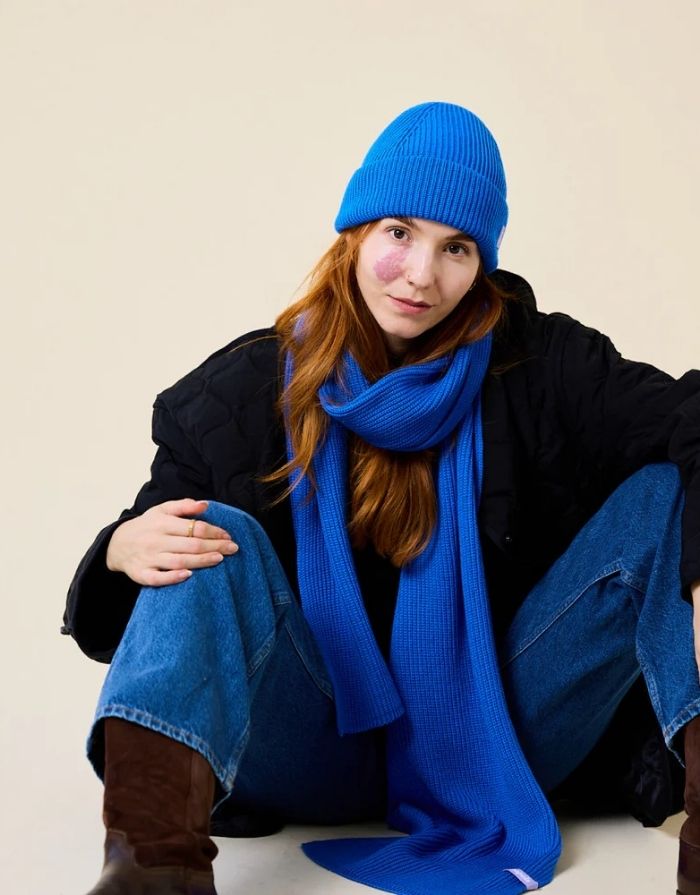 Königsblaue Beanie aus weicher Merinowolle, gefaltet, schlichtes Design, gemütlich und stylisch für den Winter