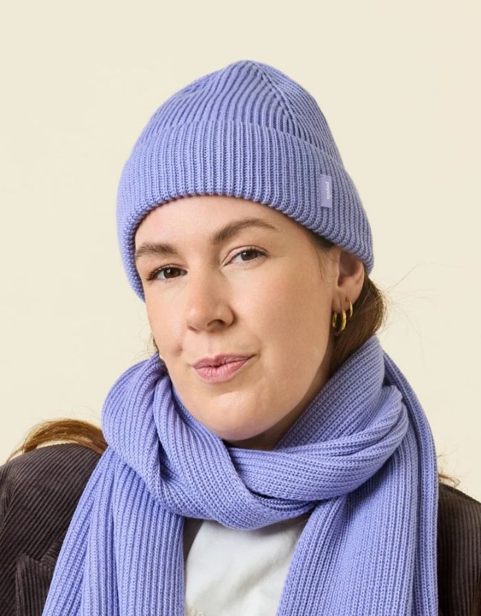 Lila Beanie aus weicher Merinowolle, gefaltet, schlichtes Design, gemütlich und stylisch für den Winter