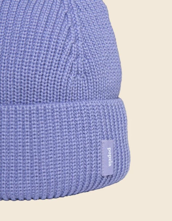Lila Beanie aus weicher Merinowolle, gefaltet, schlichtes Design, gemütlich und stylisch für den Winter