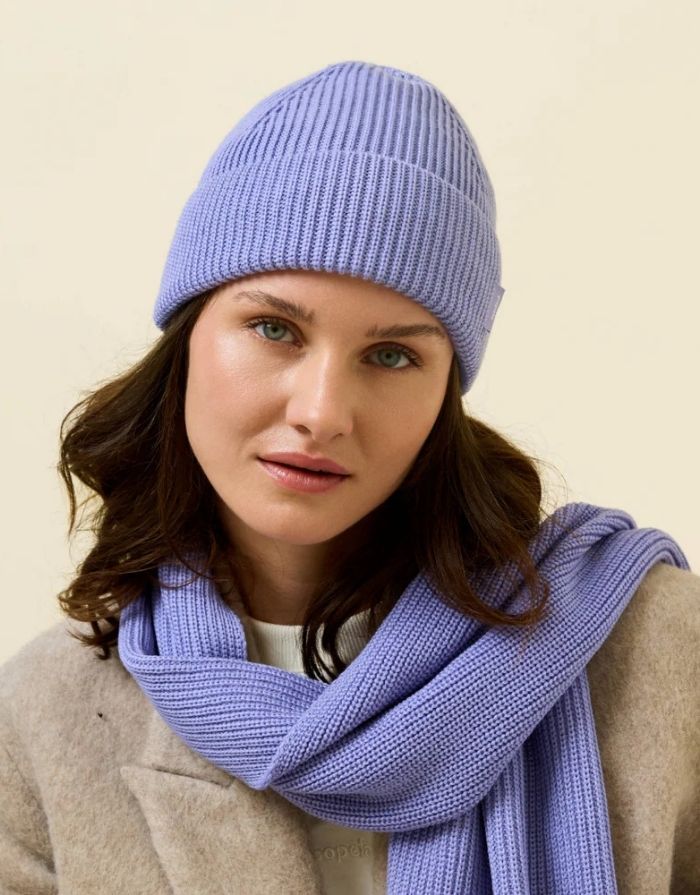 Lila Beanie aus weicher Merinowolle, gefaltet, schlichtes Design, gemütlich und stylisch für den Winter