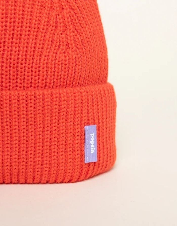 Rote  Beanie aus weicher Merinowolle, gefaltet, schlichtes Design, gemütlich und stylisch für den Winter