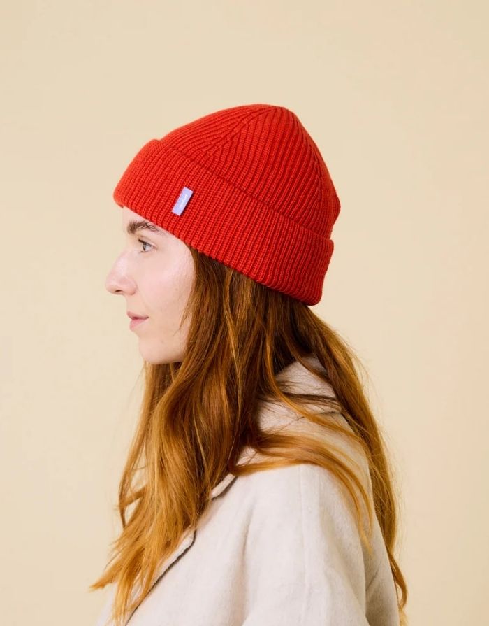 Rote  Beanie aus weicher Merinowolle, gefaltet, schlichtes Design, gemütlich und stylisch für den Winter