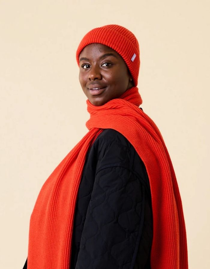 Rote  Beanie aus weicher Merinowolle, gefaltet, schlichtes Design, gemütlich und stylisch für den Winter