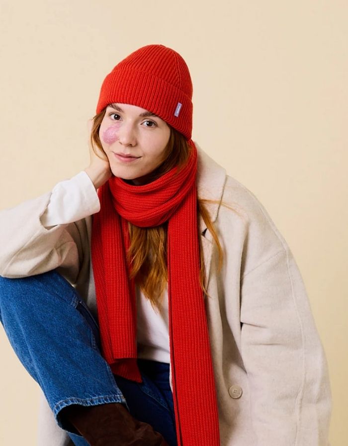 Rote  Beanie aus weicher Merinowolle, gefaltet, schlichtes Design, gemütlich und stylisch für den Winter