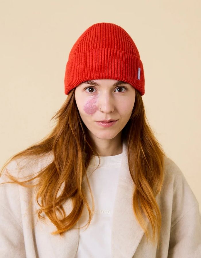 Rote  Beanie aus weicher Merinowolle, gefaltet, schlichtes Design, gemütlich und stylisch für den Winter