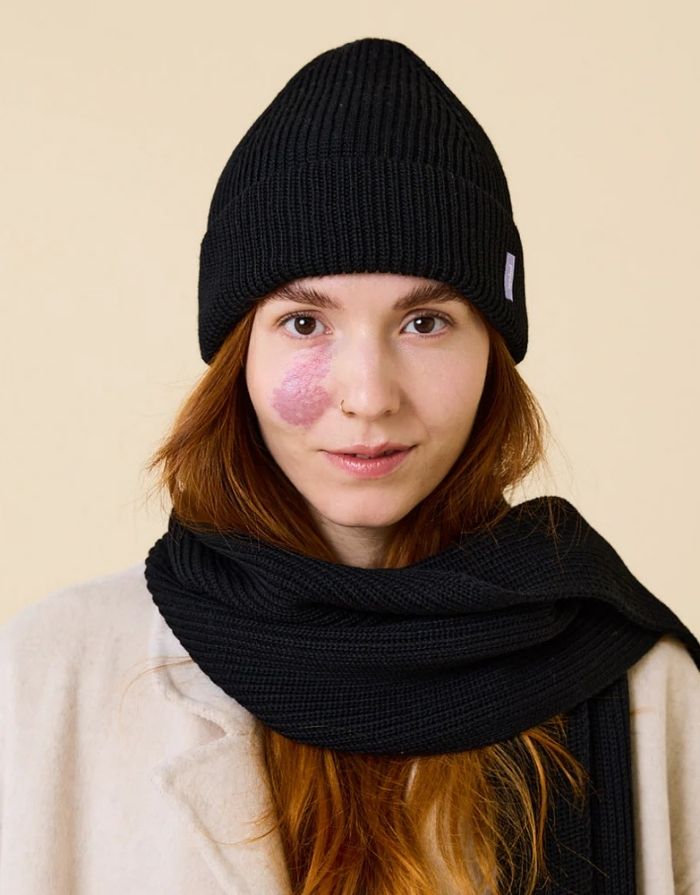 Schwarze Beanie aus weicher Merinowolle, gefaltet, schlichtes Design, gemütlich und stylisch für den Winter