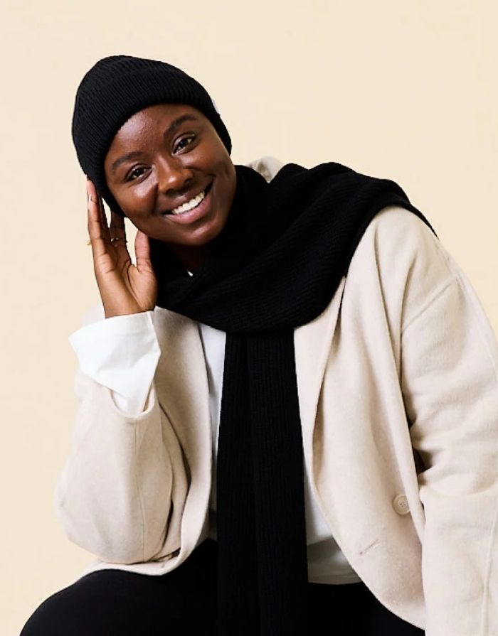 Schwarze Beanie aus weicher Merinowolle, gefaltet, schlichtes Design, gemütlich und stylisch für den Winter