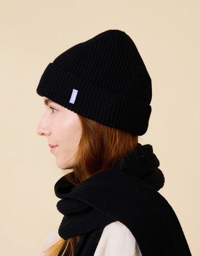 Schwarze Beanie aus weicher Merinowolle, gefaltet, schlichtes Design, gemütlich und stylisch für den Winter
