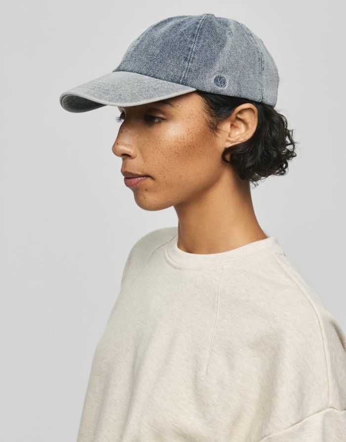 MSCH Copenhagen Cap Buffy Mid Blue Wash aus Denim mit gebogenem Schirm und verstellbarem Verschluss.