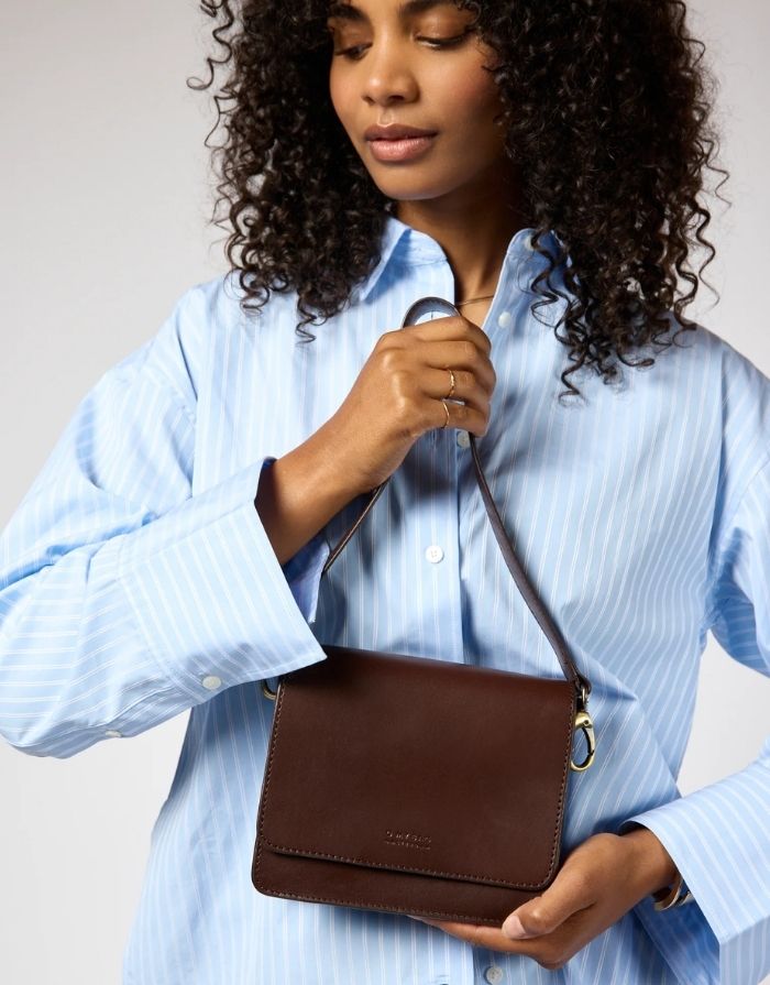 O MY BAG Audrey Mini Classic Leather Chocolate – kleine Ledertasche mit zwei Tragegurten und Magnetverschluss.