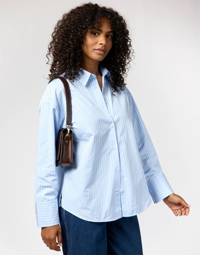 O MY BAG Audrey Mini Classic Leather Chocolate – kleine Ledertasche mit zwei Tragegurten und Magnetverschluss.