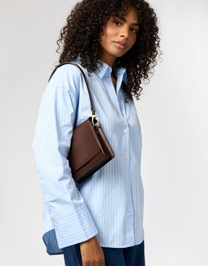 O MY BAG Audrey Mini Classic Leather Chocolate – kleine Ledertasche mit zwei Tragegurten und Magnetverschluss.