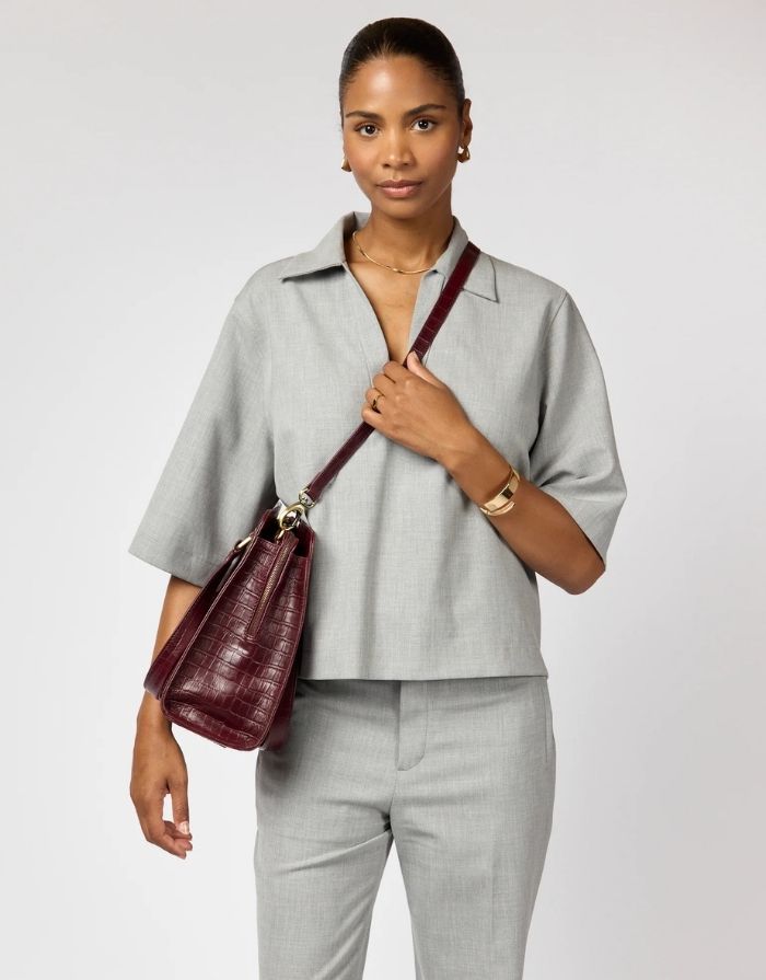O MY BAG Blair Croco Large Cherry Red – elegante Schulter- und Crossbody-Tasche mit Laptopfach und Croco-Struktur.