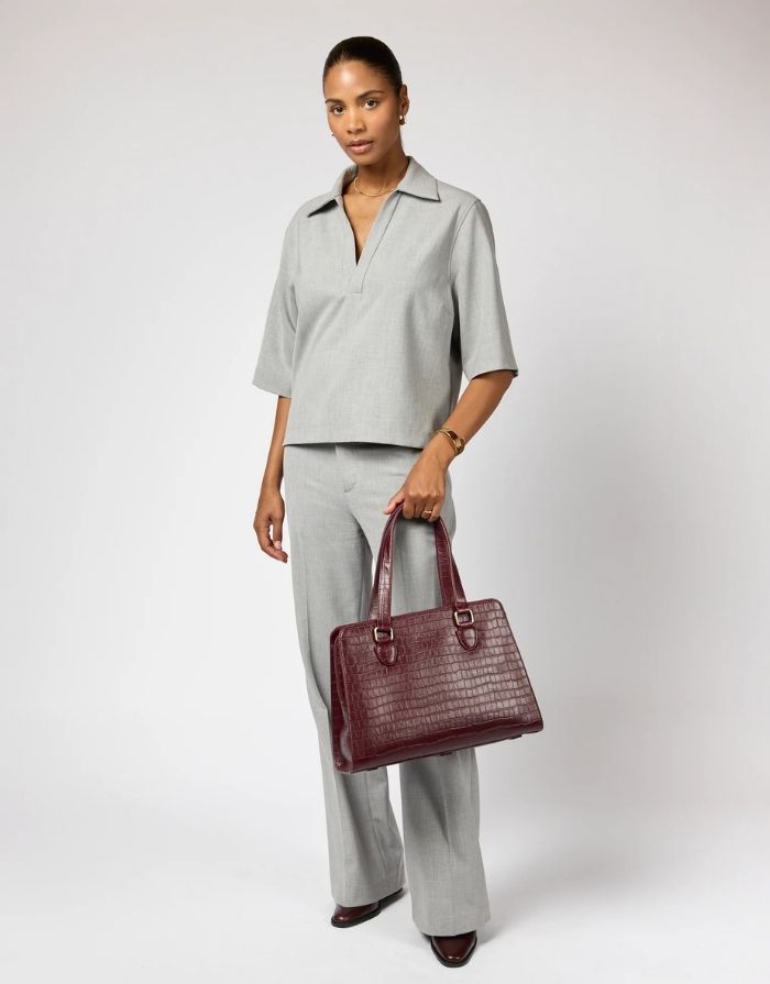O MY BAG Blair Croco Large Cherry Red – elegante Schulter- und Crossbody-Tasche mit Laptopfach und Croco-Struktur.