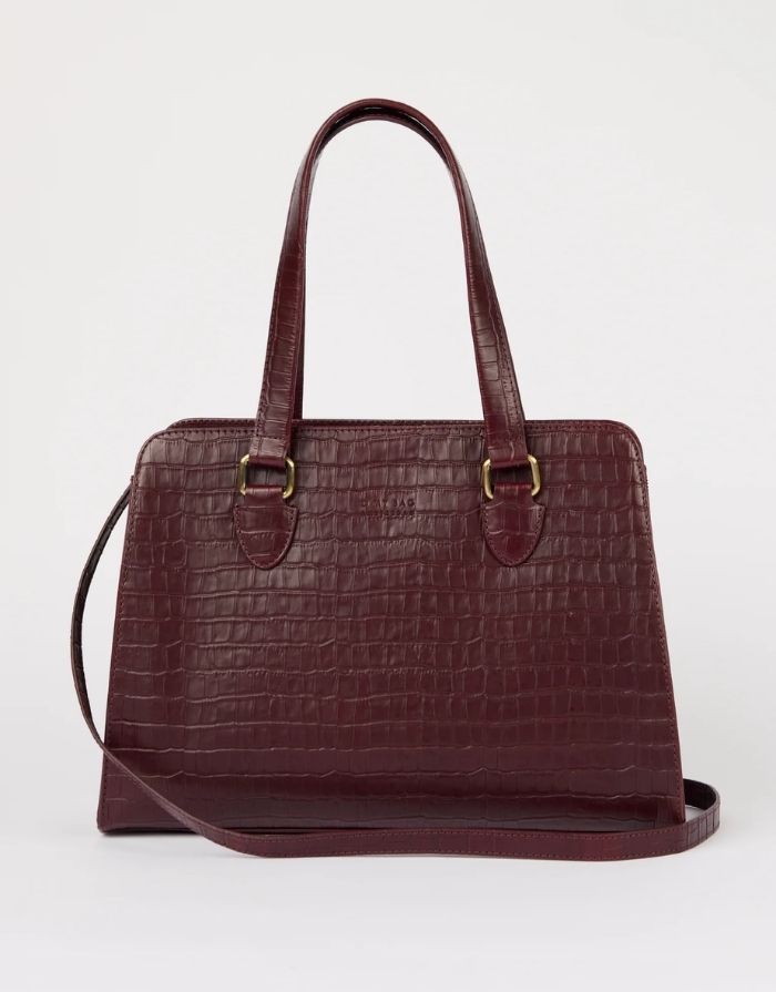 O MY BAG Blair Croco Large Cherry Red – elegante Schulter- und Crossbody-Tasche mit Laptopfach und Croco-Struktur.