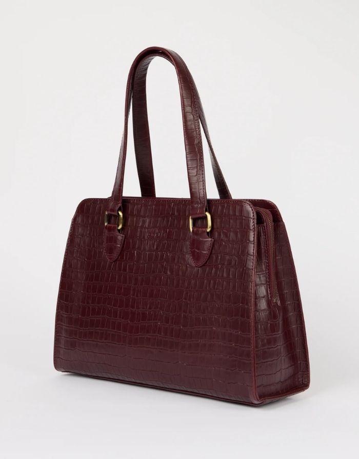 O MY BAG Blair Croco Large Cherry Red – elegante Schulter- und Crossbody-Tasche mit Laptopfach und Croco-Struktur.