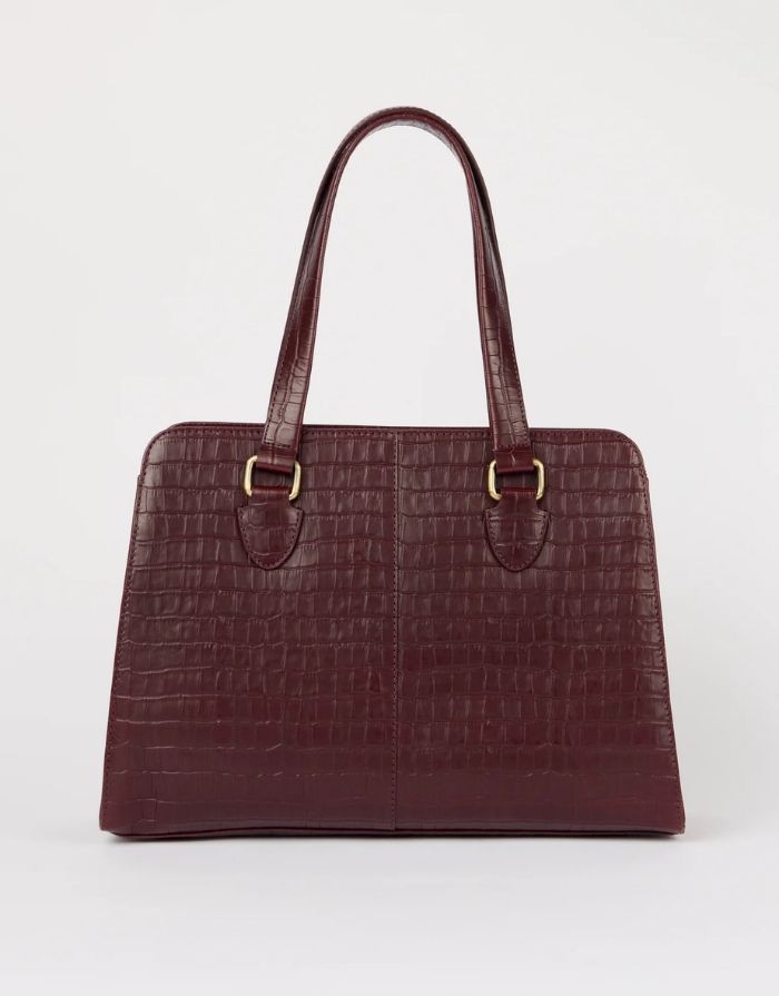 O MY BAG Blair Croco Large Cherry Red – elegante Schulter- und Crossbody-Tasche mit Laptopfach und Croco-Struktur.