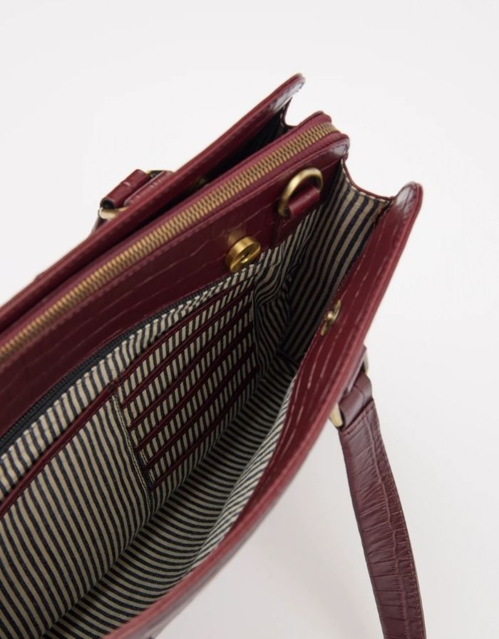 O MY BAG Blair Croco Large Cherry Red – elegante Schulter- und Crossbody-Tasche mit Laptopfach und Croco-Struktur.
