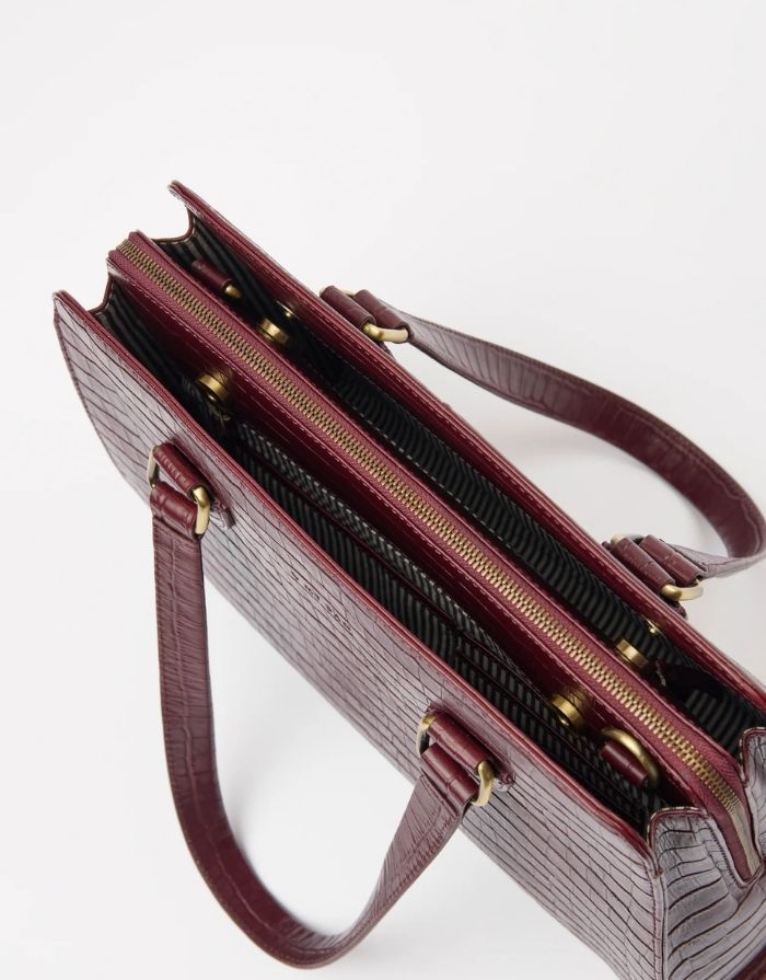 O MY BAG Blair Croco Large Cherry Red – elegante Schulter- und Crossbody-Tasche mit Laptopfach und Croco-Struktur.