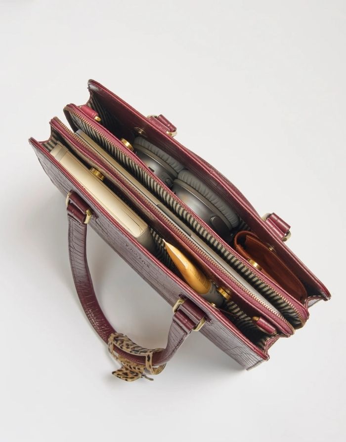 O MY BAG Blair Croco Large Cherry Red – elegante Schulter- und Crossbody-Tasche mit Laptopfach und Croco-Struktur.