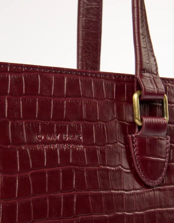 O MY BAG Blair Croco Large Cherry Red – elegante Schulter- und Crossbody-Tasche mit Laptopfach und Croco-Struktur.