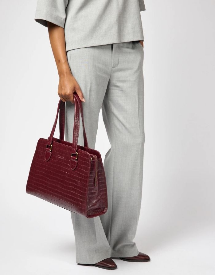 O MY BAG Blair Croco Large Cherry Red – elegante Schulter- und Crossbody-Tasche mit Laptopfach und Croco-Struktur.