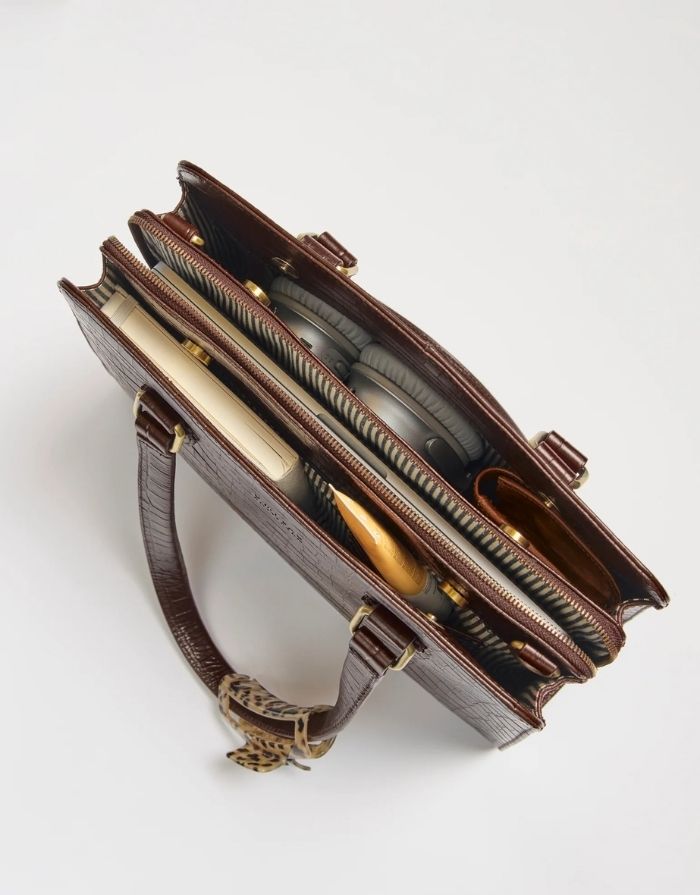 O MY BAG Blair Croco Large Chocolate – elegante Croco-Ledertasche mit Laptopfach und Crossbody-Riemen.