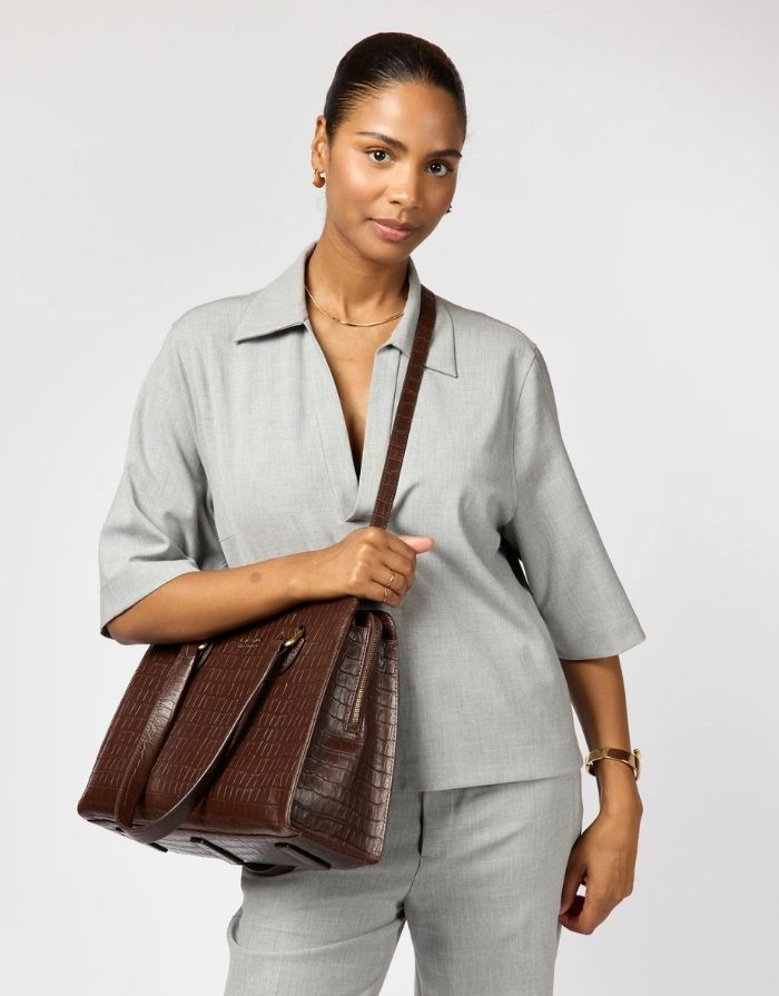 O MY BAG Blair Croco Large Chocolate – elegante Croco-Ledertasche mit Laptopfach und Crossbody-Riemen.