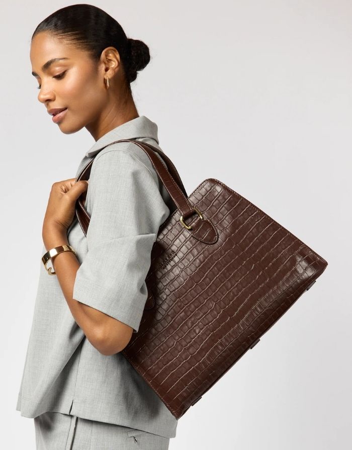 O MY BAG Blair Croco Large Chocolate – elegante Croco-Ledertasche mit Laptopfach und Crossbody-Riemen.