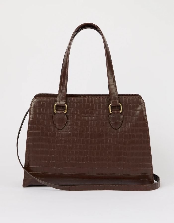 O MY BAG Blair Croco Large Chocolate – elegante Croco-Ledertasche mit Laptopfach und Crossbody-Riemen.