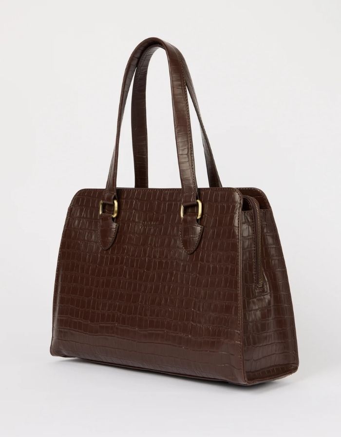 O MY BAG Blair Croco Large Chocolate – elegante Croco-Ledertasche mit Laptopfach und Crossbody-Riemen.