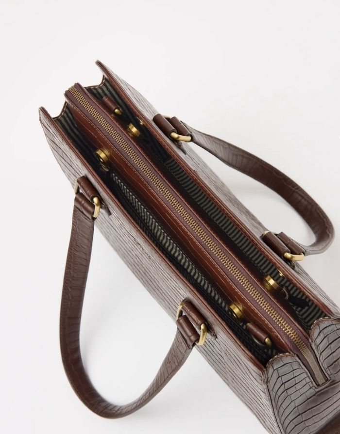 O MY BAG Blair Croco Large Chocolate – elegante Croco-Ledertasche mit Laptopfach und Crossbody-Riemen.
