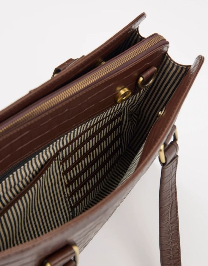 O MY BAG Blair Croco Large Chocolate – elegante Croco-Ledertasche mit Laptopfach und Crossbody-Riemen.